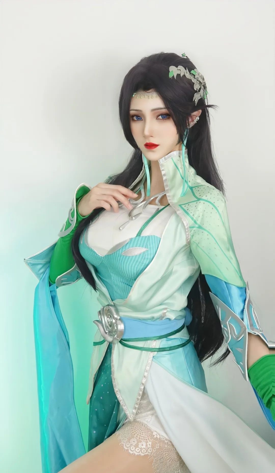 云韵女神即使胸前加大布料，也难掩傲人身材，这波斗破苍穹Cosplay可给满分