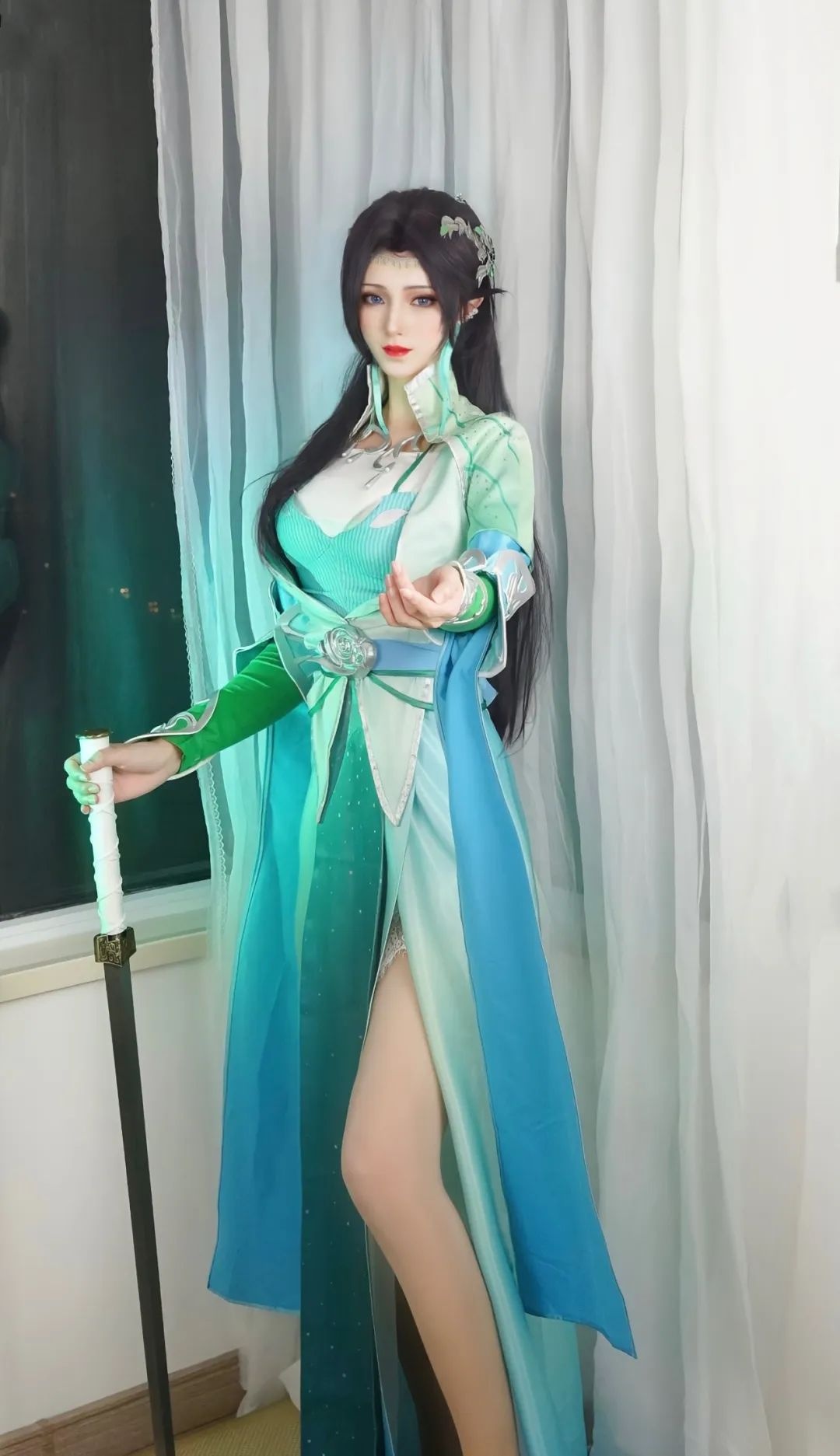 云韵女神即使胸前加大布料，也难掩傲人身材，这波斗破苍穹Cosplay可给满分